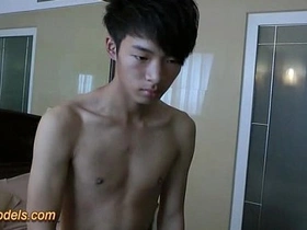 Twink masturbation ends up in a facial